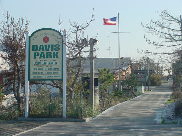 Davis Park Entrance